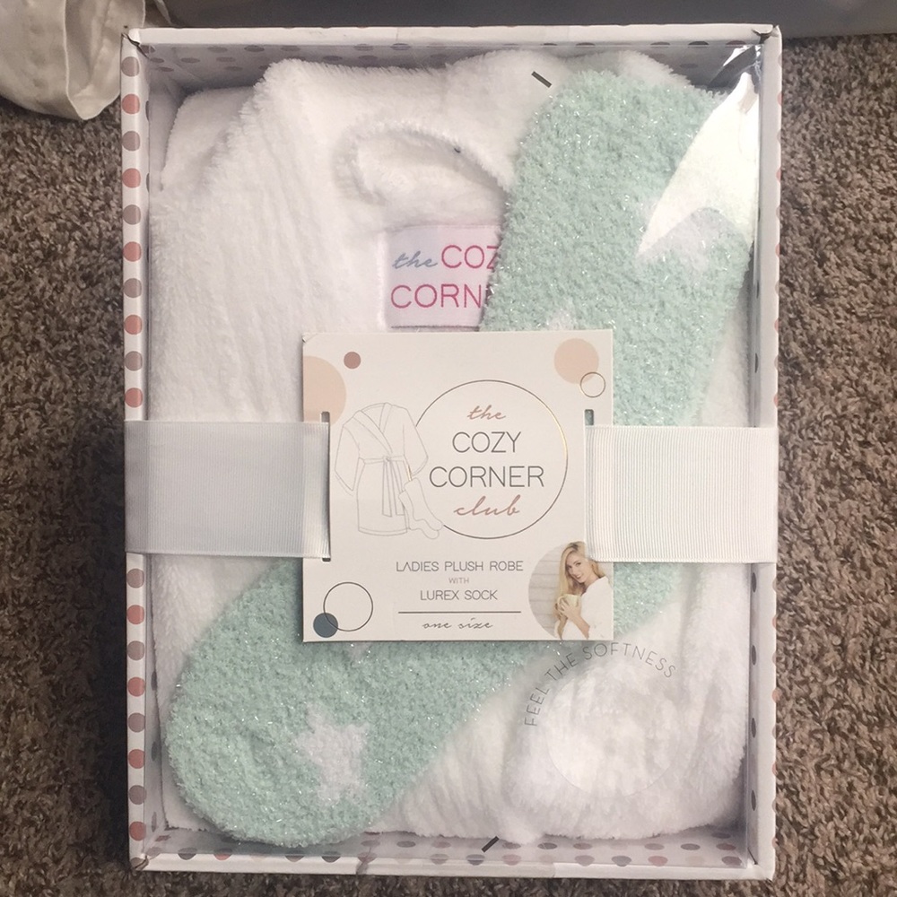 New- Ladies Plush Robe with sock